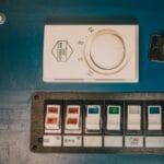 Panel sterowania koncentratora z przełącznikami i pokrętłem