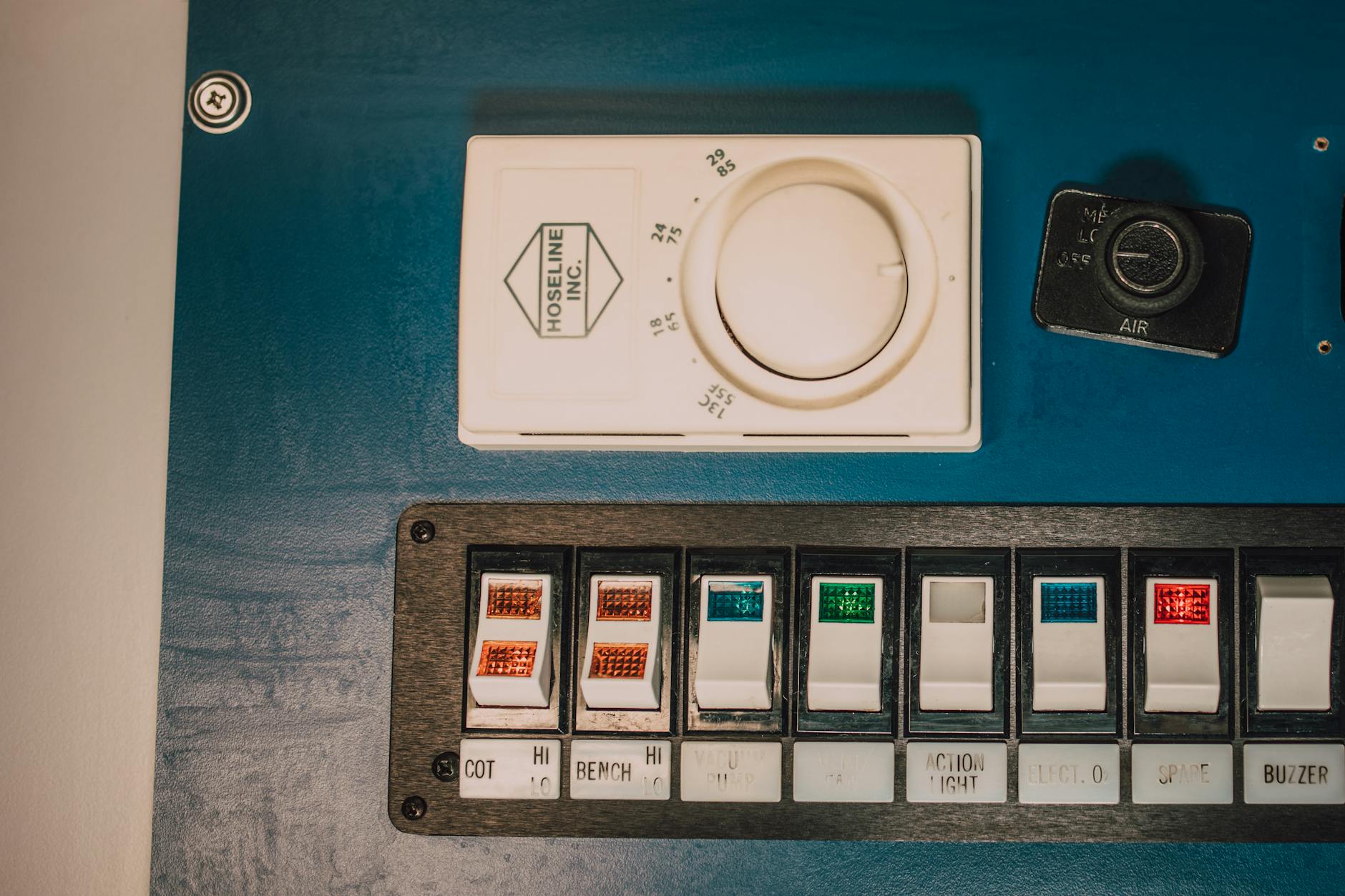 Panel sterowania koncentratora z przełącznikami i pokrętłem