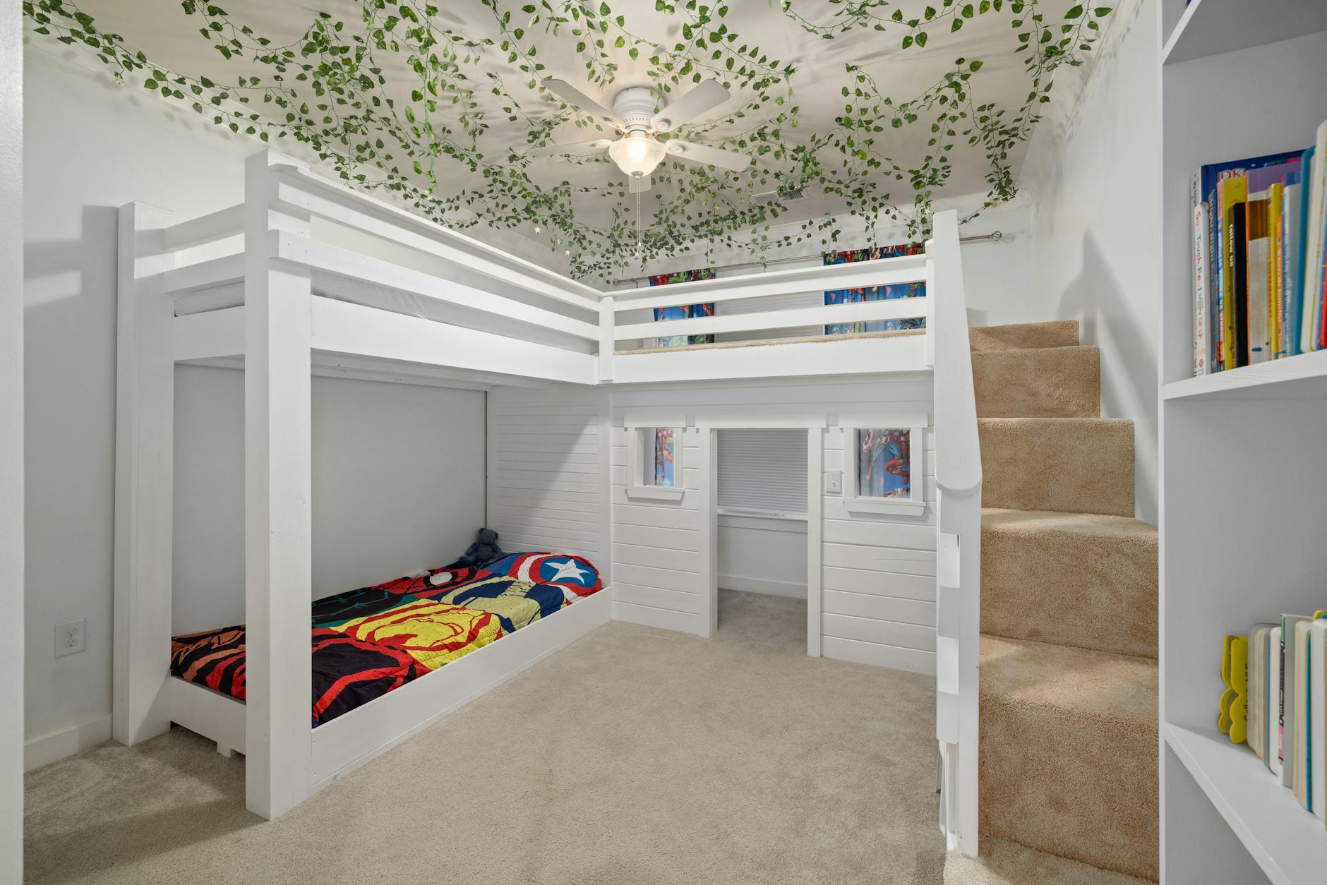 Pokój dziecka z białym łóżkiem piętrowym i dekoracją roślinną na suficie