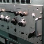 Zbliżenie panelu sterującego z przełącznikami i pokrętłami urządzenia