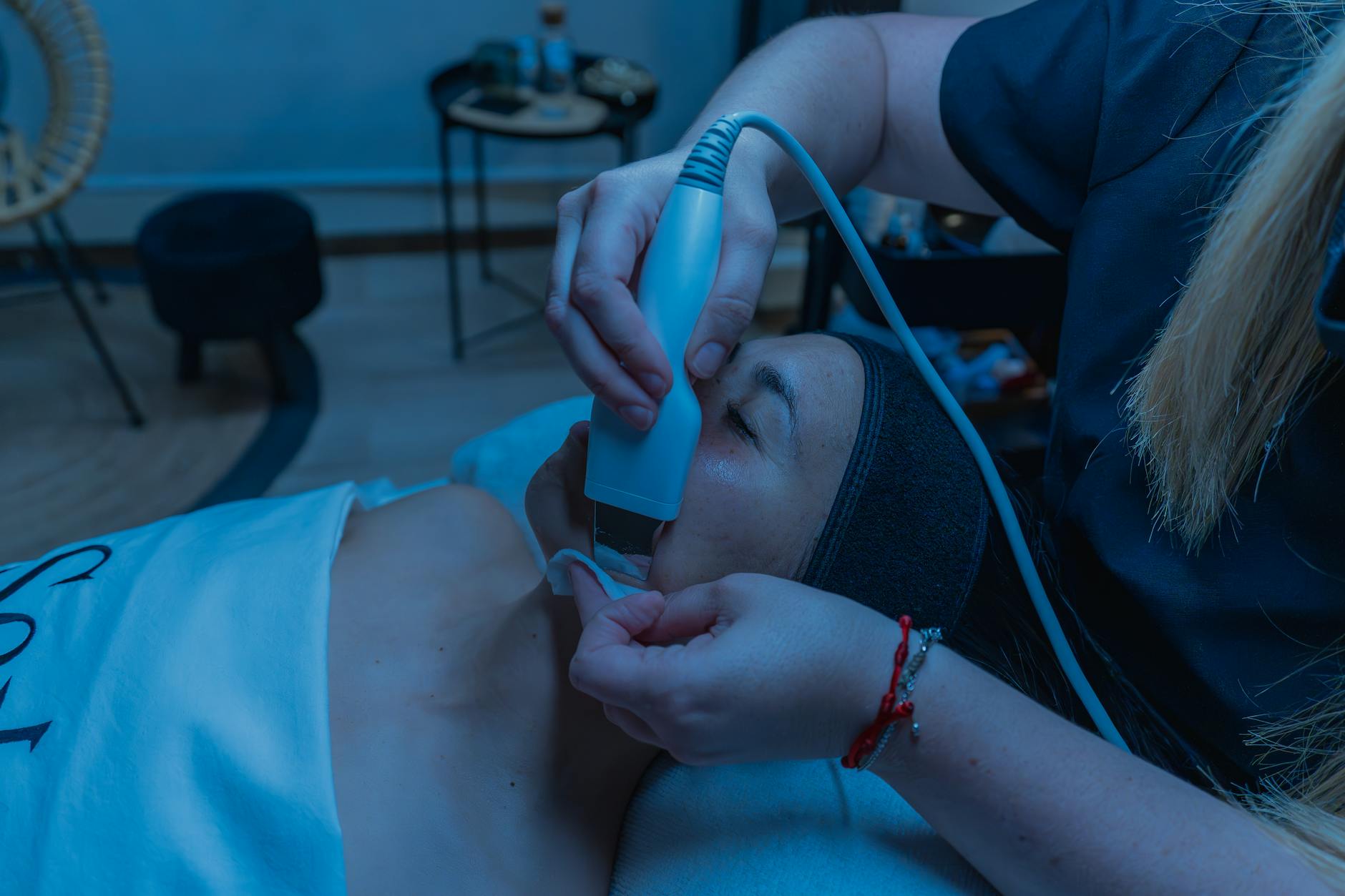 Zbliżenie zabiegu pielęgnacyjnego twarzy urządzeniem w spa