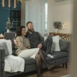 Para siedząca w nowoczesnym salonie w bloku, spokojna domowa atmosfera